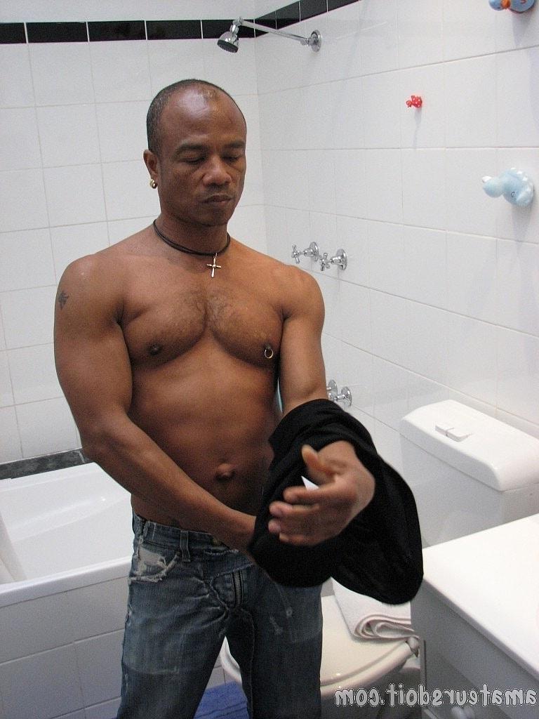 20P O fisiculturista negro Hank Hung mostra seu pau sem cortes e se masturba no chuveiro