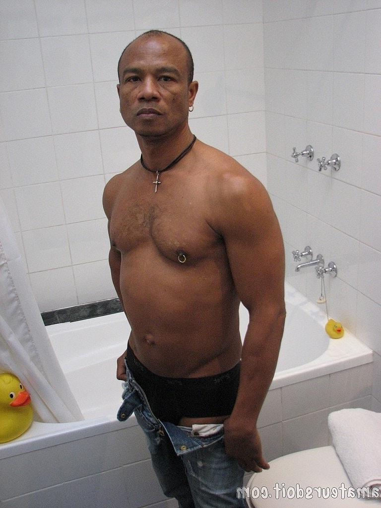 20P O fisiculturista negro Hank Hung mostra seu pau sem cortes e se masturba no chuveiro
