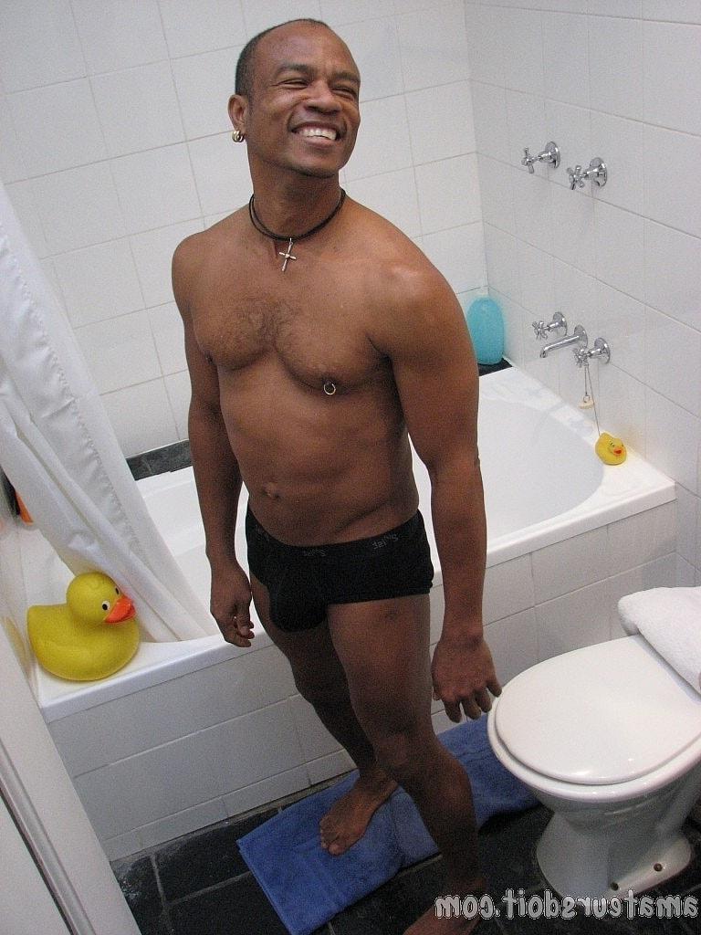 20P O fisiculturista negro Hank Hung mostra seu pau sem cortes e se masturba no chuveiro