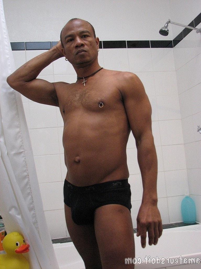 20P O fisiculturista negro Hank Hung mostra seu pau sem cortes e se masturba no chuveiro