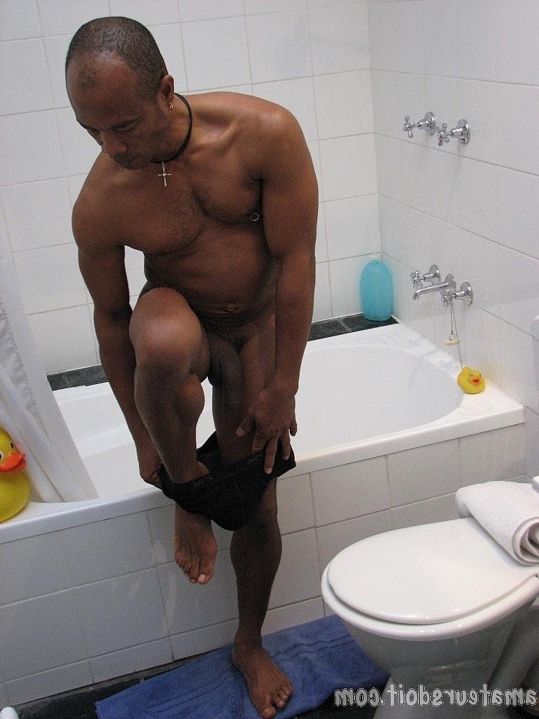 20P O fisiculturista negro Hank Hung mostra seu pau sem cortes e se masturba no chuveiro