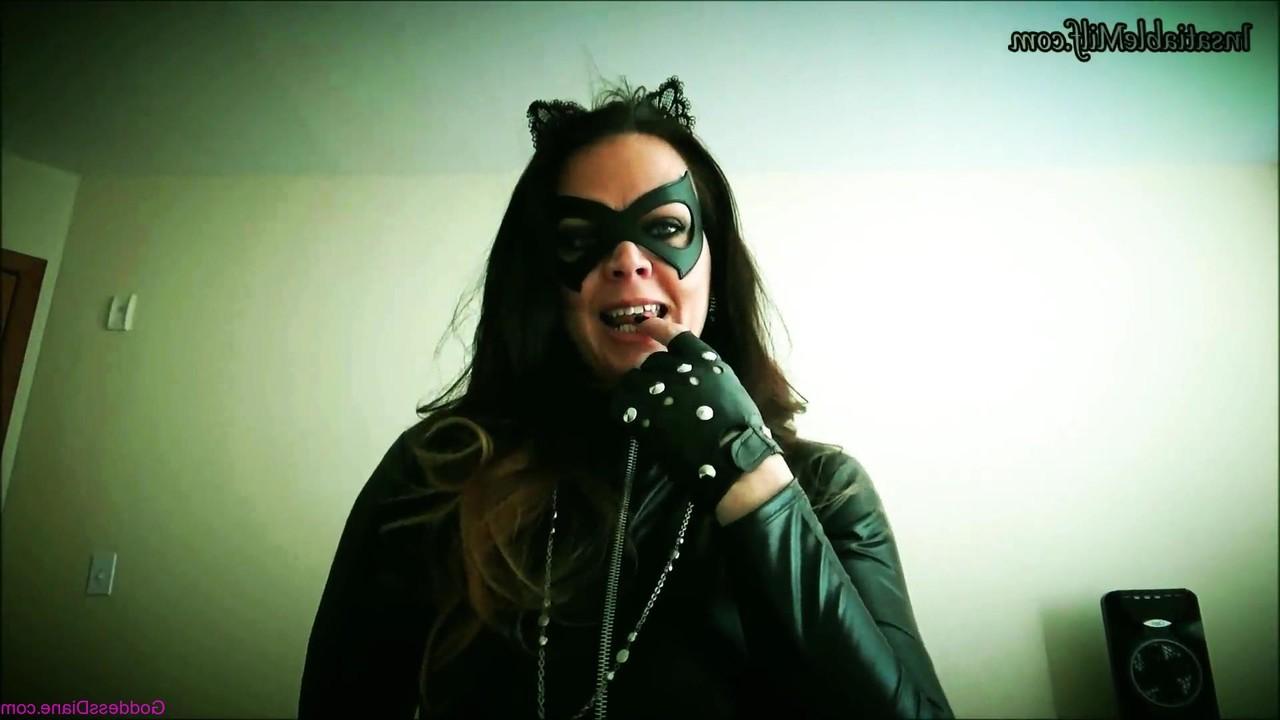 15P La madura enmascarada cachonda Diane Andrews se burla con su gran escote en solitario