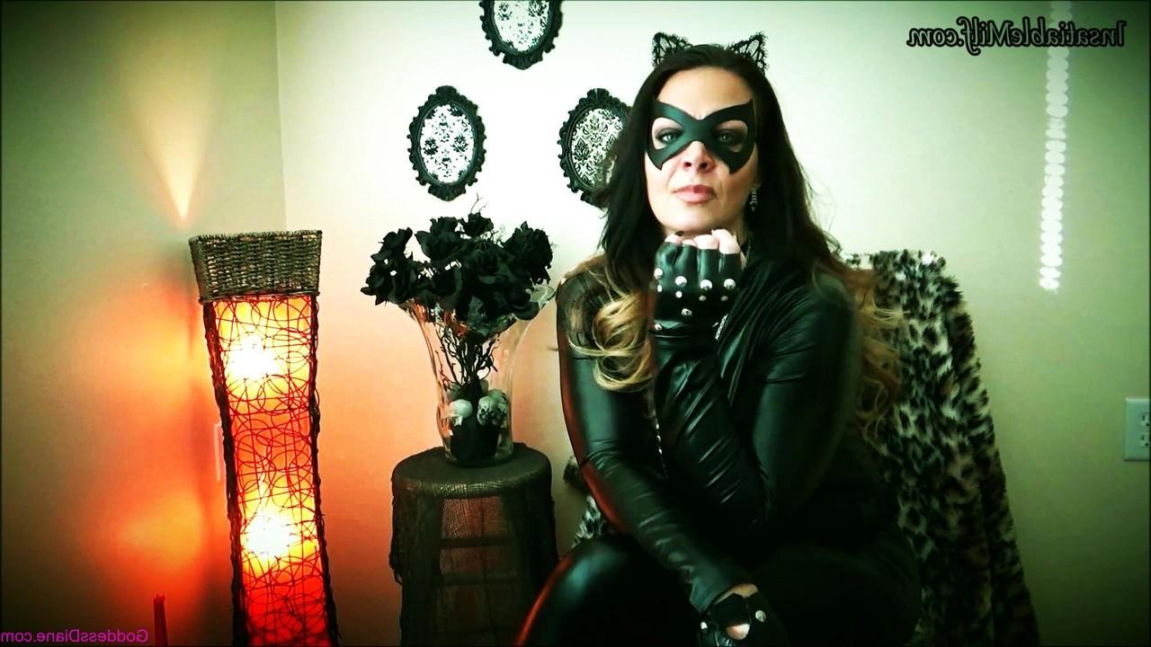 15P La madura enmascarada cachonda Diane Andrews se burla con su gran escote en solitario