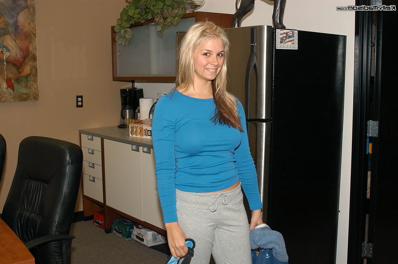16P A deslumbrante Sarah Vandella visita a casa de Madison para uma experiência de glória