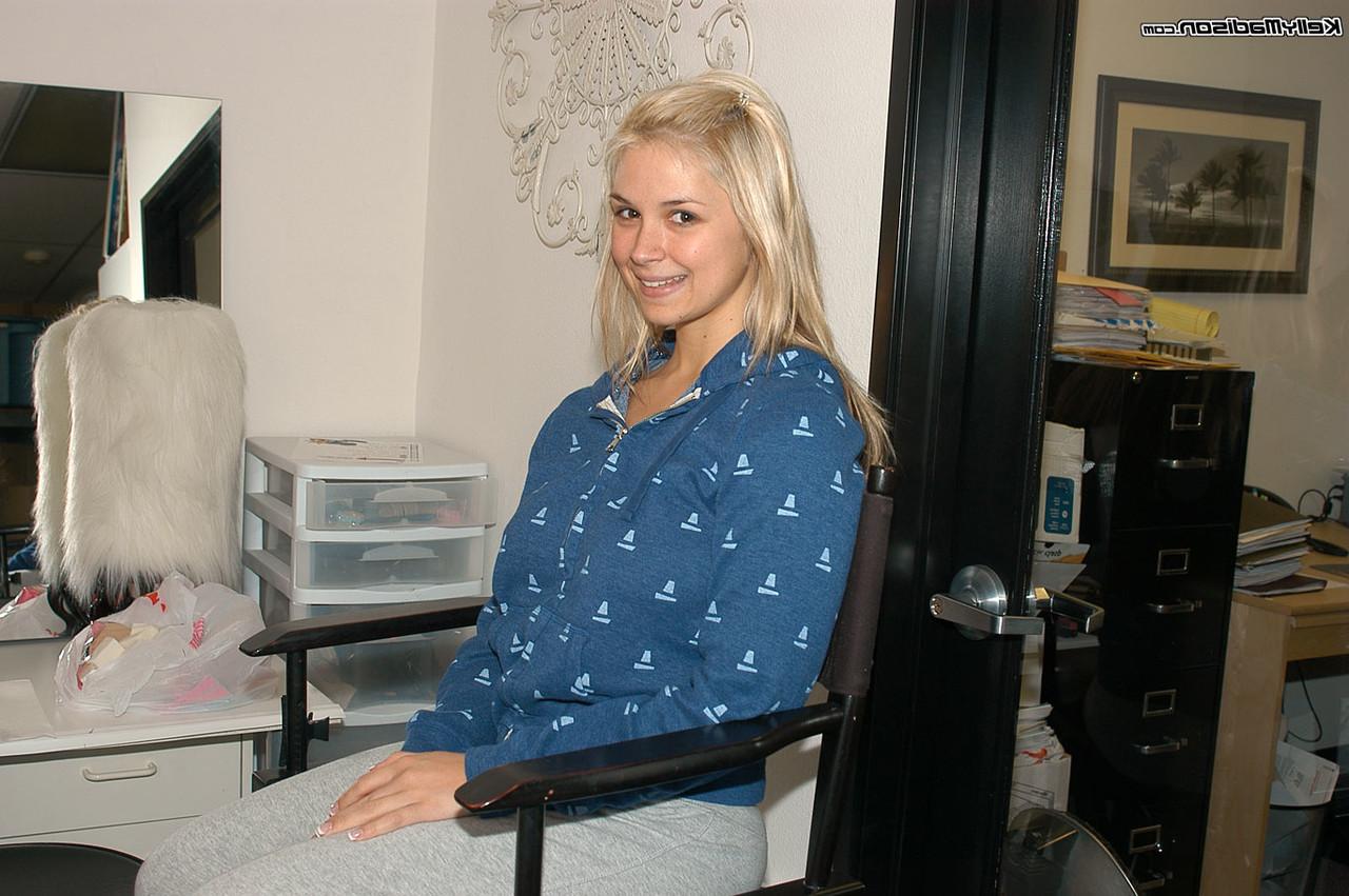 16P A deslumbrante Sarah Vandella visita a casa de Madison para uma experiência de glória