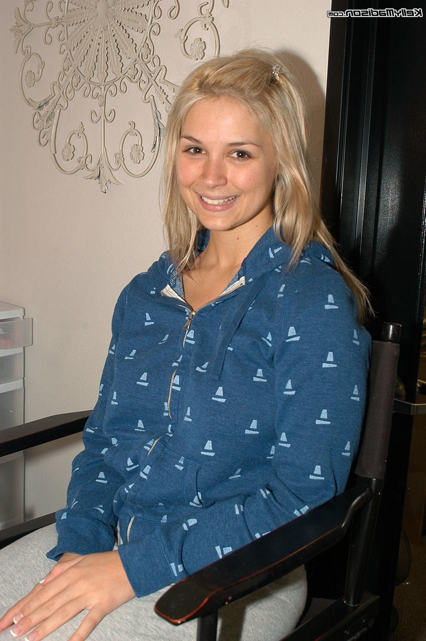16P A deslumbrante Sarah Vandella visita a casa de Madison para uma experiência de glória