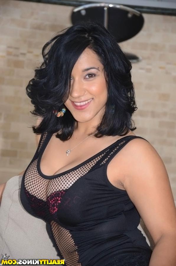 16P Morena juguetona con cuerpo curvilíneo desnudándose y posando en lencería sexy