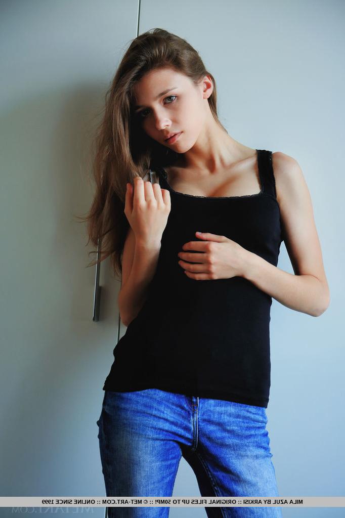 18P La guapa joven Mila Azul se quita la ropa interior para acariciar sus grandes tetas y abrir el culo