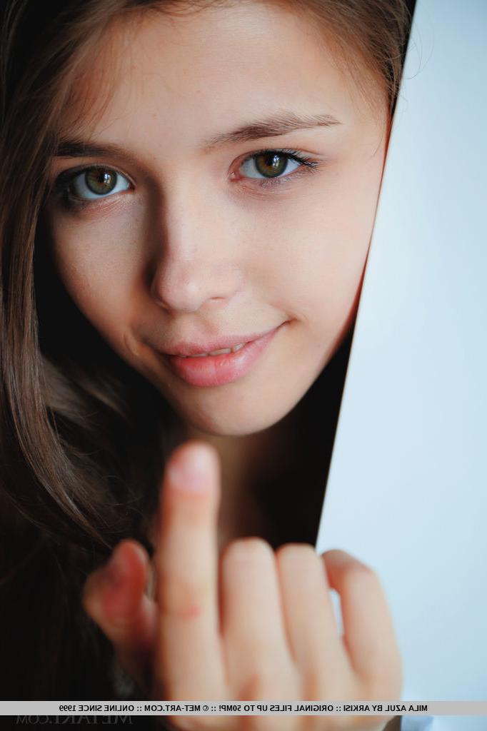 18P La guapa joven Mila Azul se quita la ropa interior para acariciar sus grandes tetas y abrir el culo