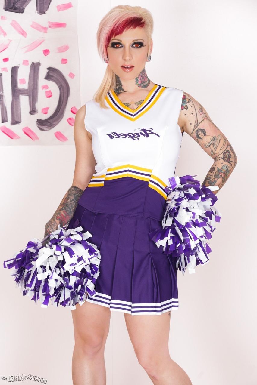 15P La tatuada Scarlet Lavey se quita el traje de animadora para posar desnuda