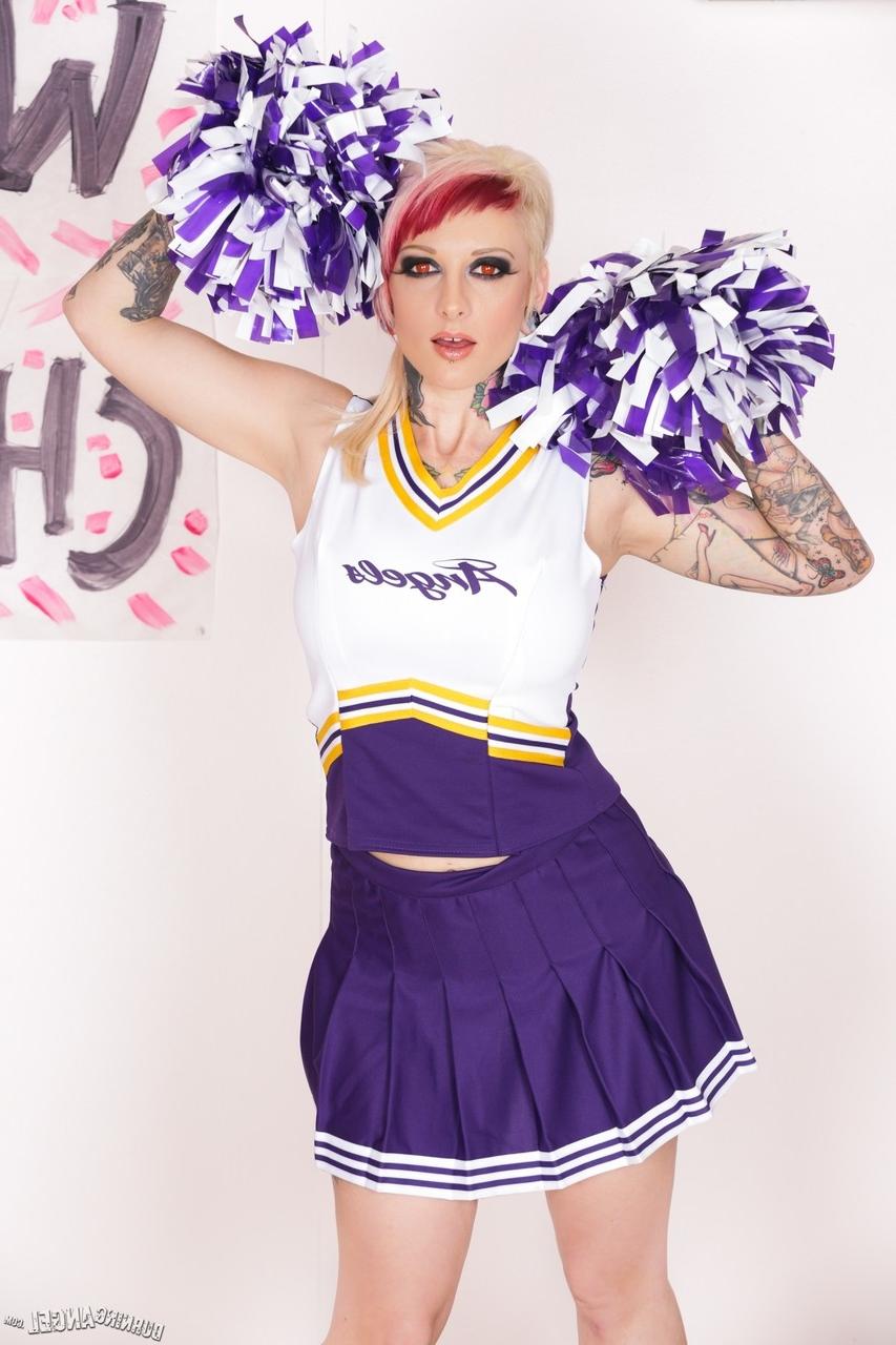 15P La tatuada Scarlet Lavey se quita el traje de animadora para posar desnuda