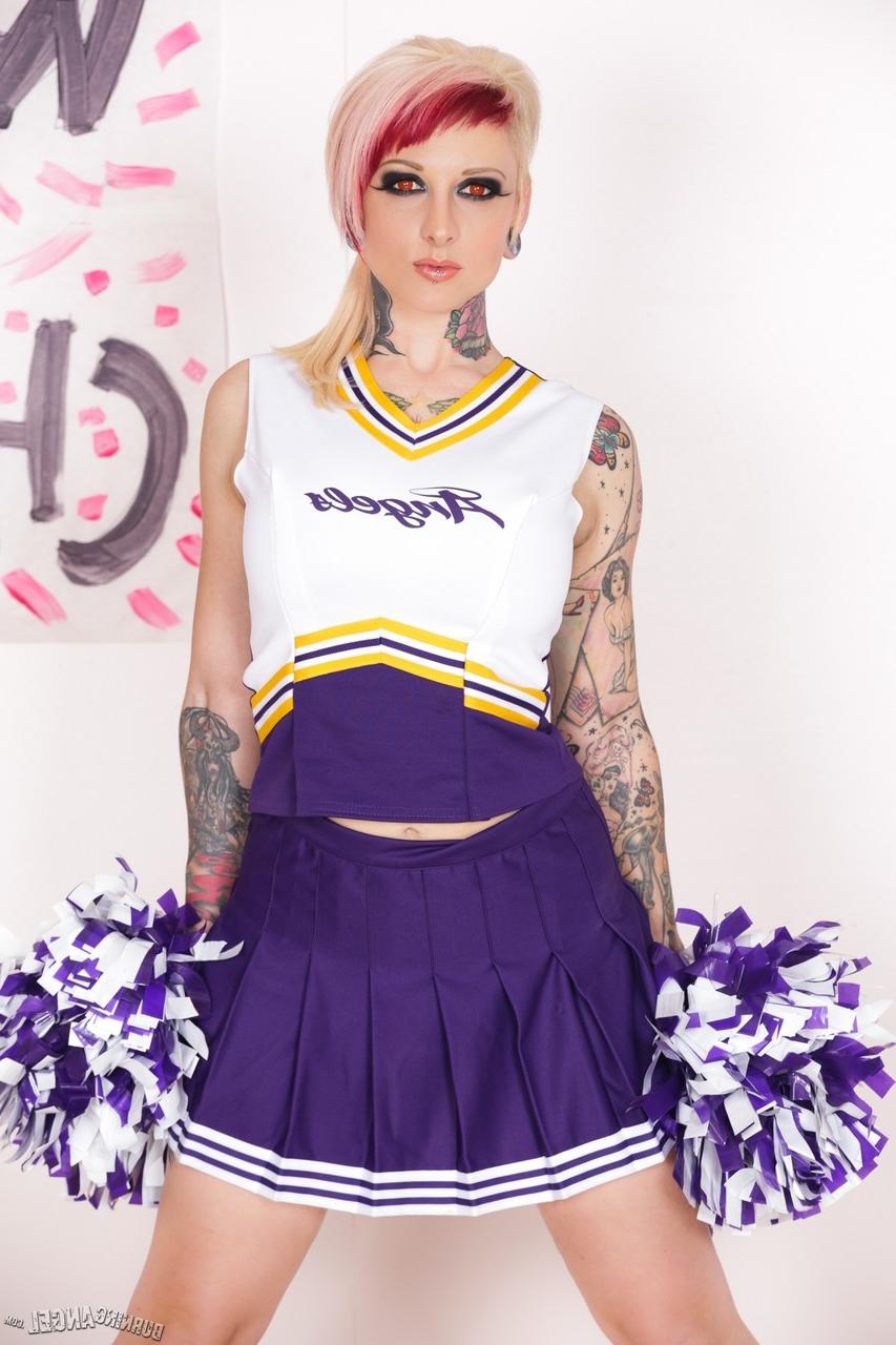15P La tatuada Scarlet Lavey se quita el traje de animadora para posar desnuda
