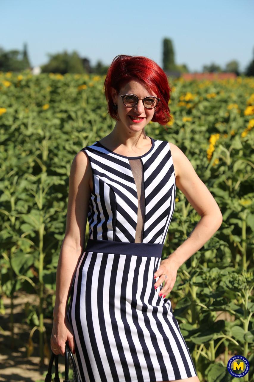 20P Flora Milano, maman rousse, se fait prendre et baiser par un inconnu.