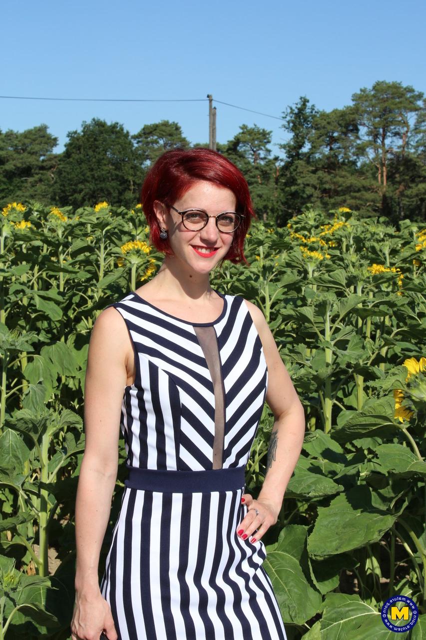 20P Flora Milano, maman rousse, se fait prendre et baiser par un inconnu.
