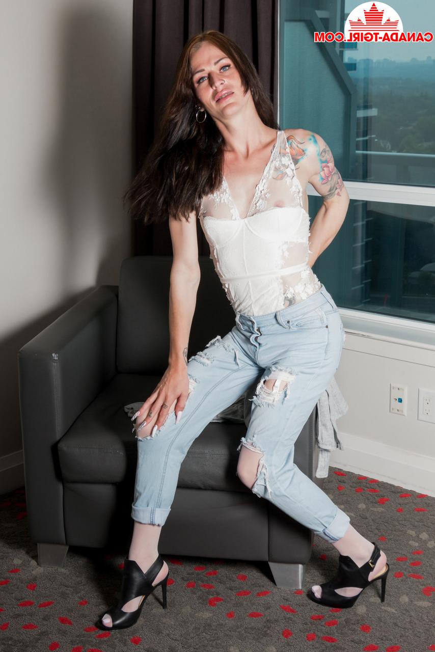 16P A travesti de cabelos compridos Anastasia tira sua lingerie e se masturba