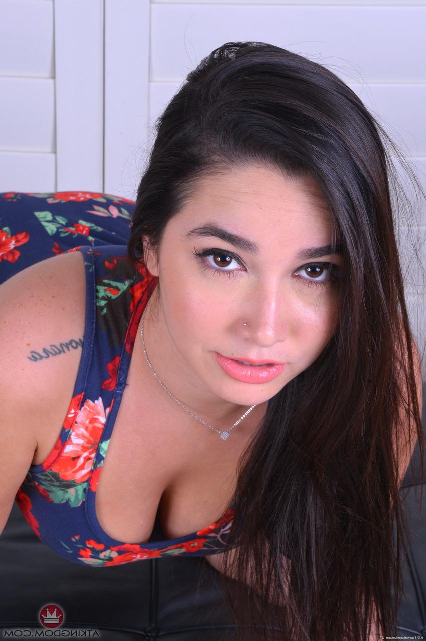 20P Das hübsche Babe Karlee Gray zeigt ihren großen Arsch und spreizt ihre leckere Muschi