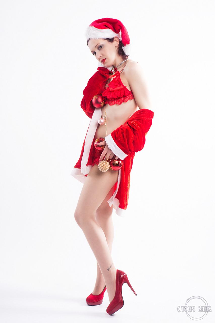 13P Das hübsche Babe stellt an Weihnachten seinen zierlichen Körper in roten Dessous und High Heels zur Schau