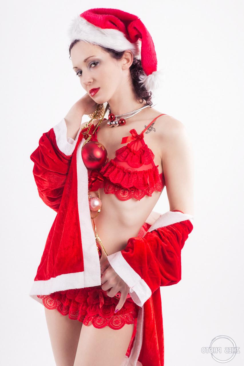 13P Das hübsche Babe stellt an Weihnachten seinen zierlichen Körper in roten Dessous und High Heels zur Schau