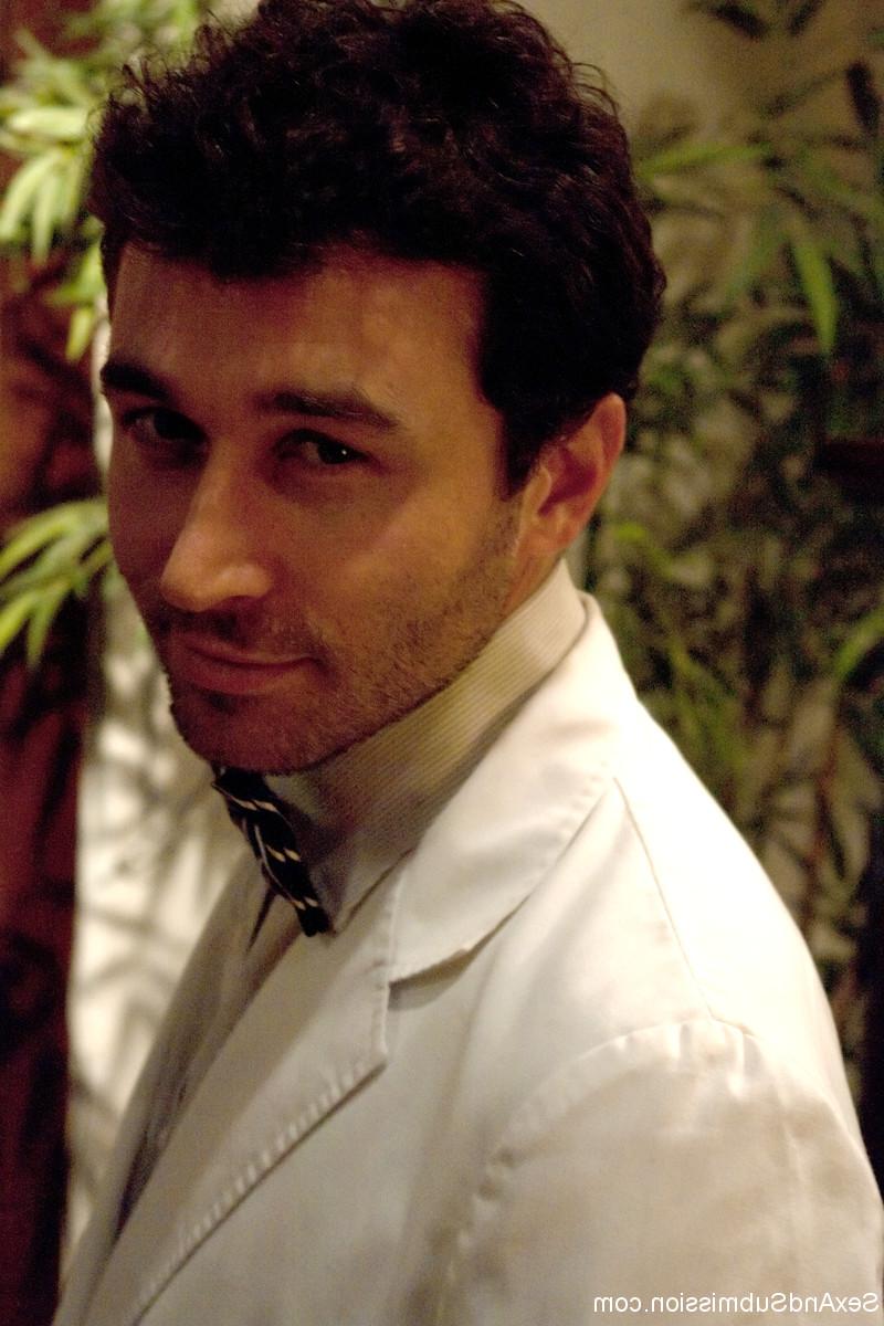 20P La charmante américaine Charisma Cappelli flirte avec son médecin James Deen