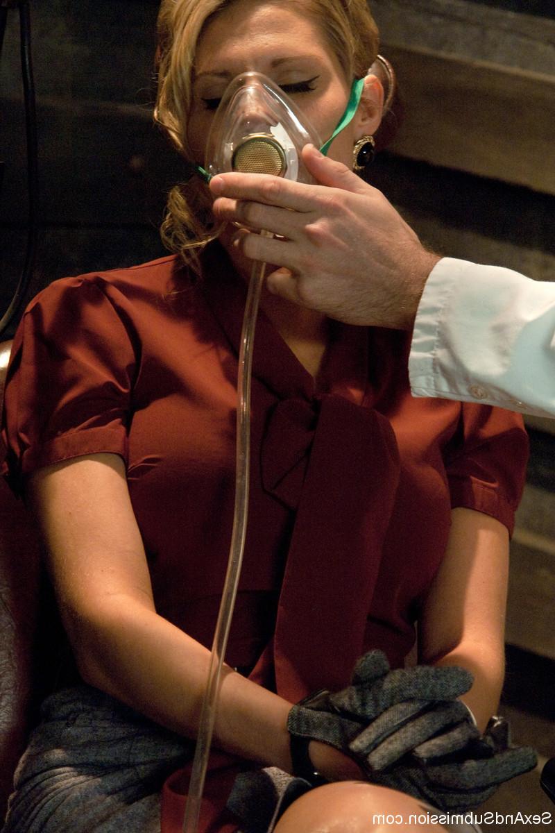 20P La charmante américaine Charisma Cappelli flirte avec son médecin James Deen