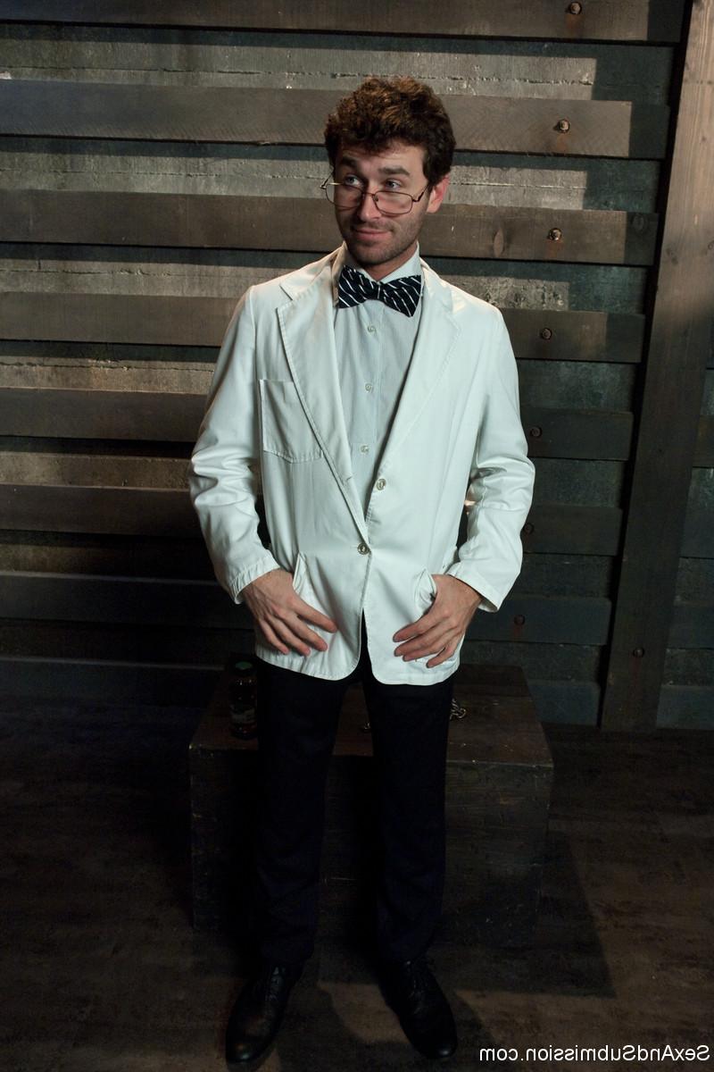 20P La charmante américaine Charisma Cappelli flirte avec son médecin James Deen