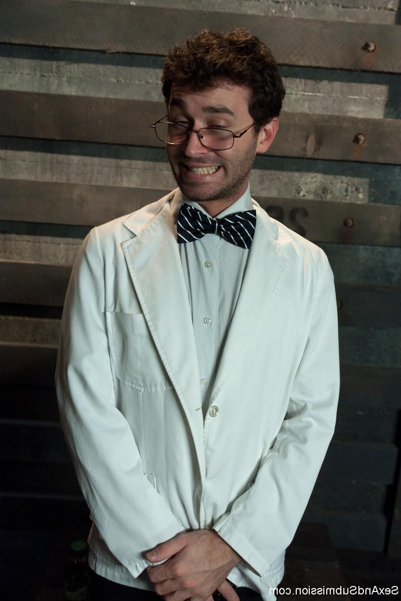 20P La charmante américaine Charisma Cappelli flirte avec son médecin James Deen
