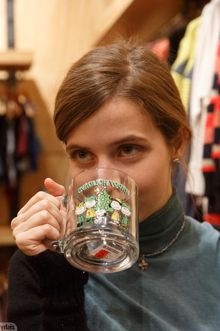 12P Lola Arburg, une jeune américaine coquine, expose son joli cul en public.