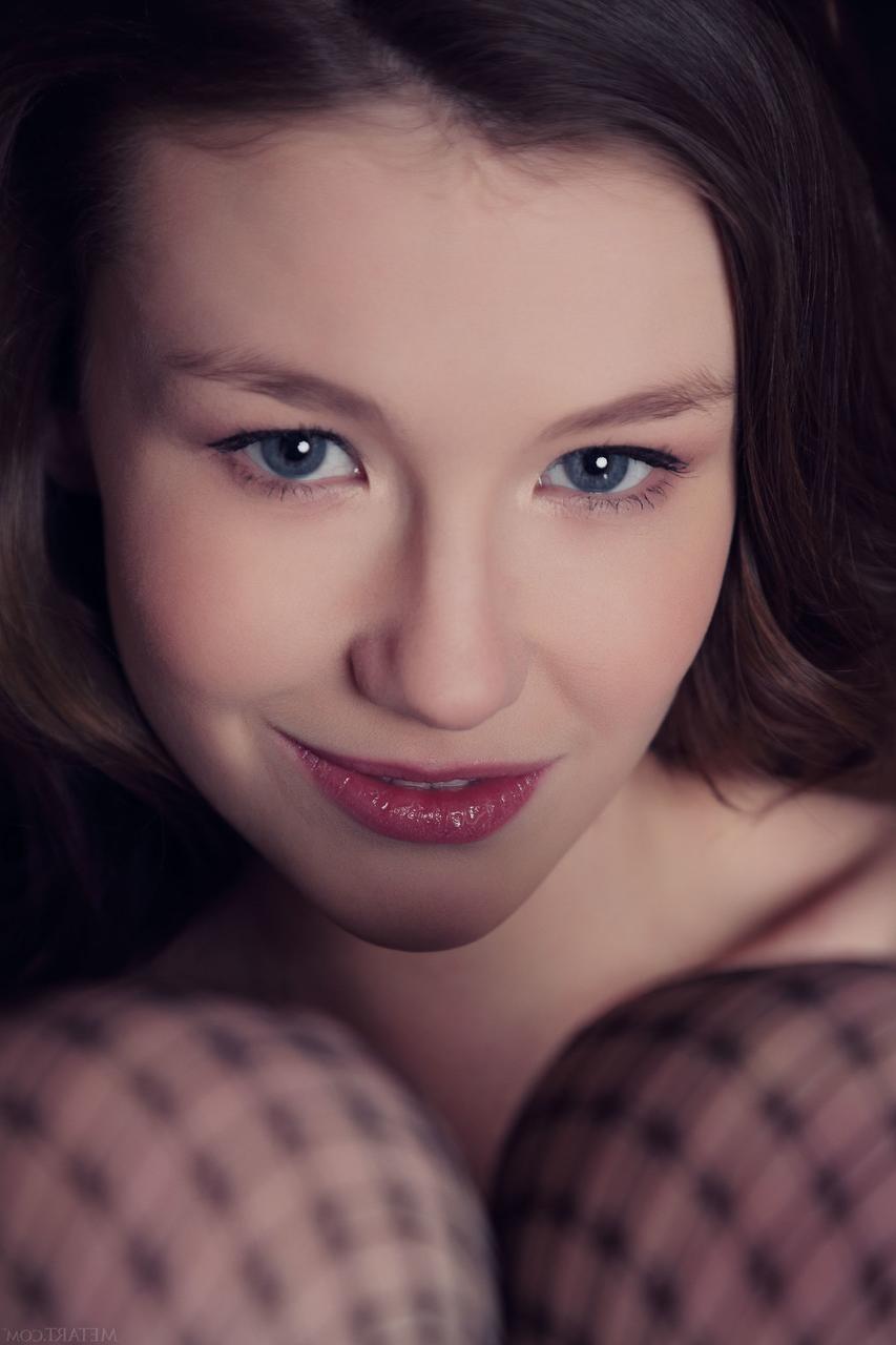 20P La jeune ukrainienne Emily Bloom montre ses gros seins et sa chatte dans un body sexy.