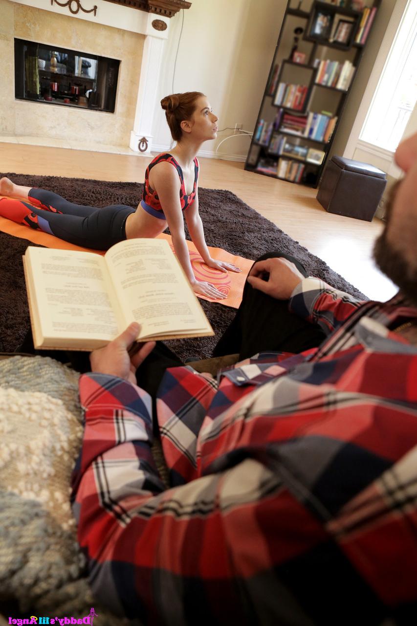 16P Petite Pepper Hart divise son pantalon et son beau-père partage ses petits pains lors d'un yoga sexuel anal