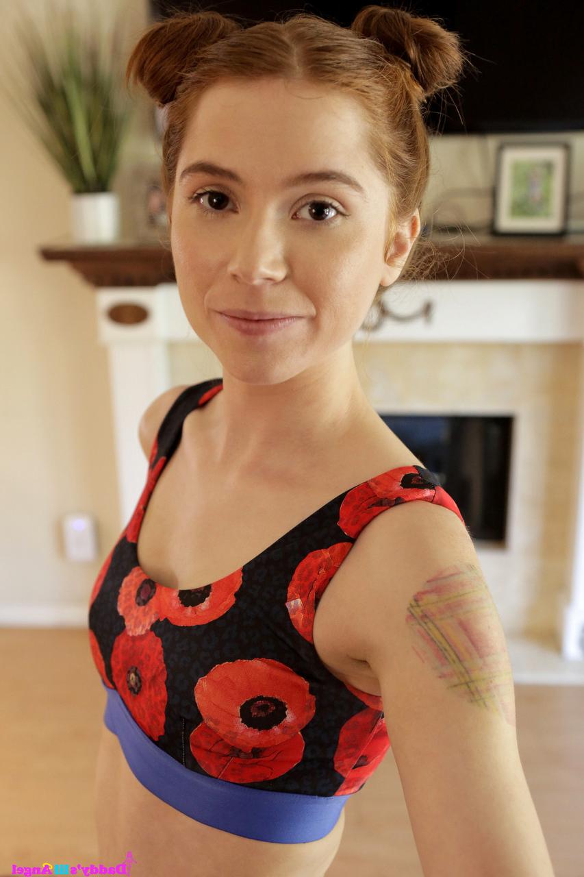 16P Petite Pepper Hart divise son pantalon et son beau-père partage ses petits pains lors d'un yoga sexuel anal