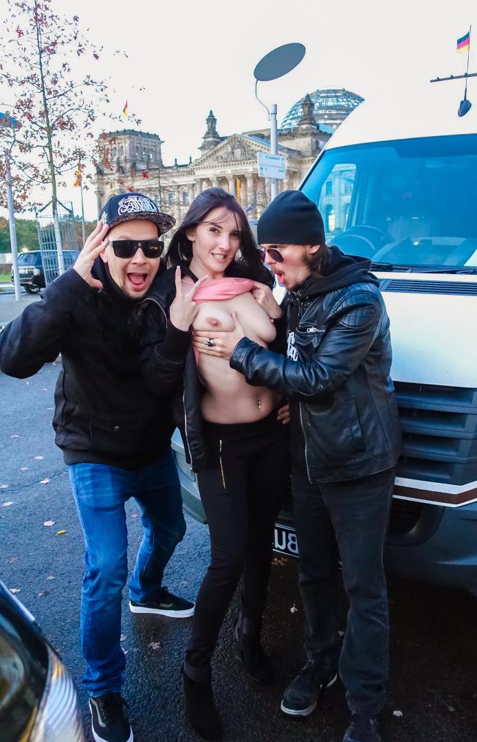 10P Morena pequena com a grande e natural Alina Lamour é fodida dentro de uma van