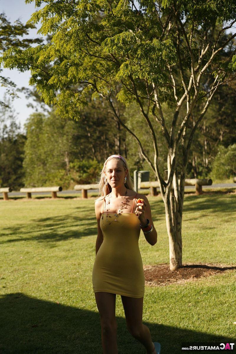 16P La chaude blonde Aussie Jewel montre ses gros seins et sa chatte sur un terrain de jeu public.