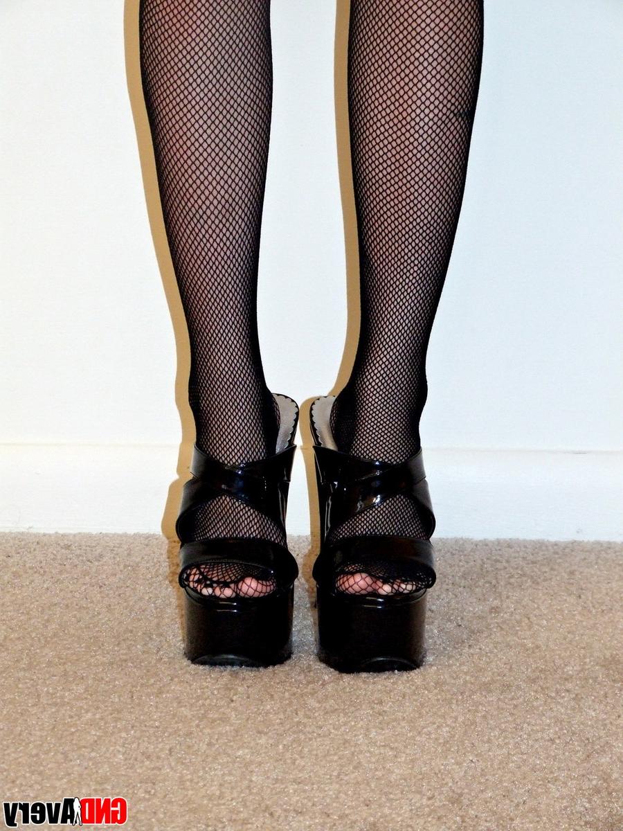 12P Chica guapa hace su debut desnuda con medias de malla y tacones altos