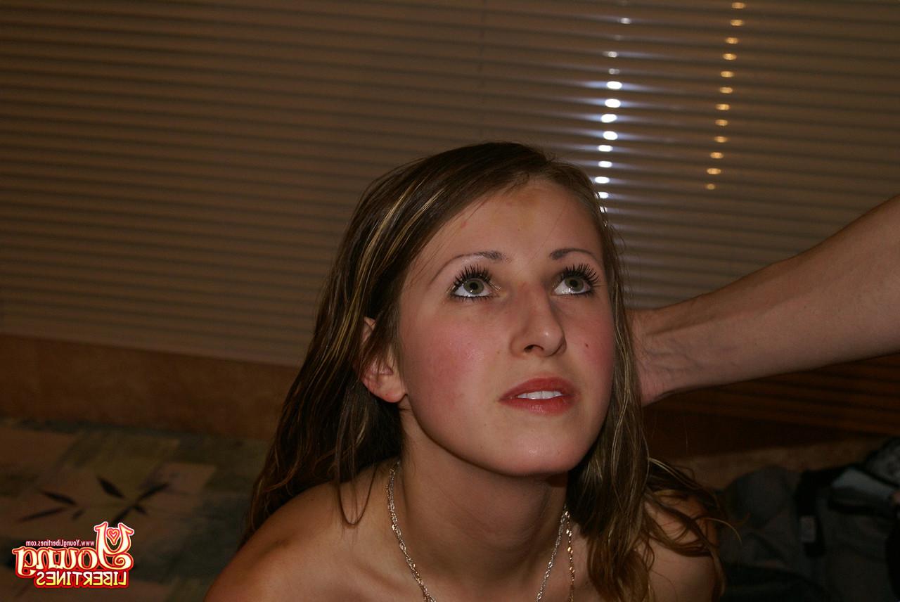 20P Elena, petite amie amateur, se fait étirer le manchon par une belle bite.