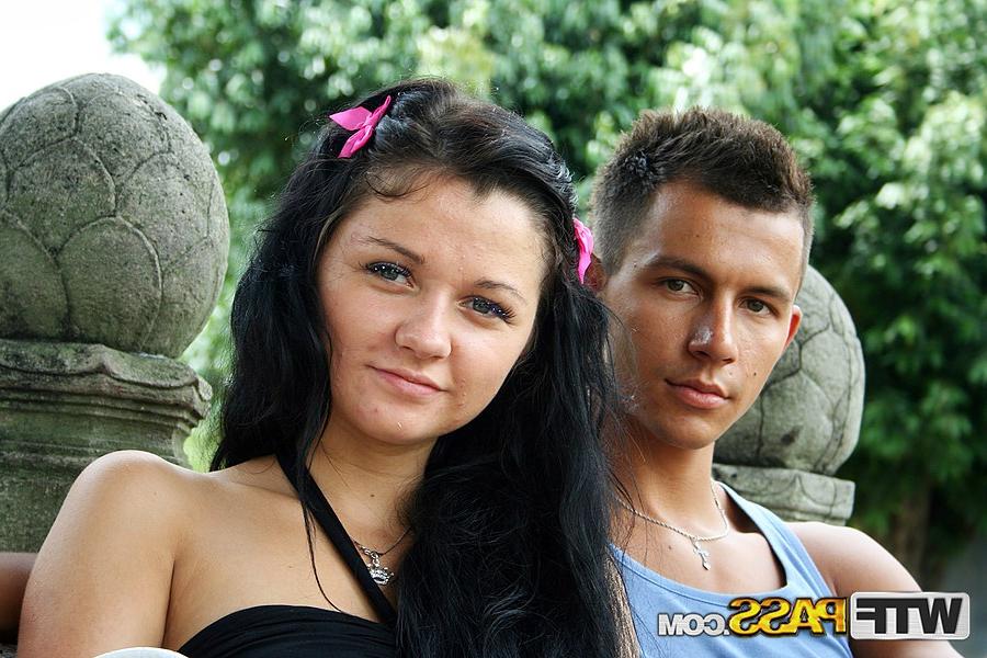 16P As meninas pequenas Bella e Tiffany fazem sexo heterossexual e lésbico em uma casa de campo