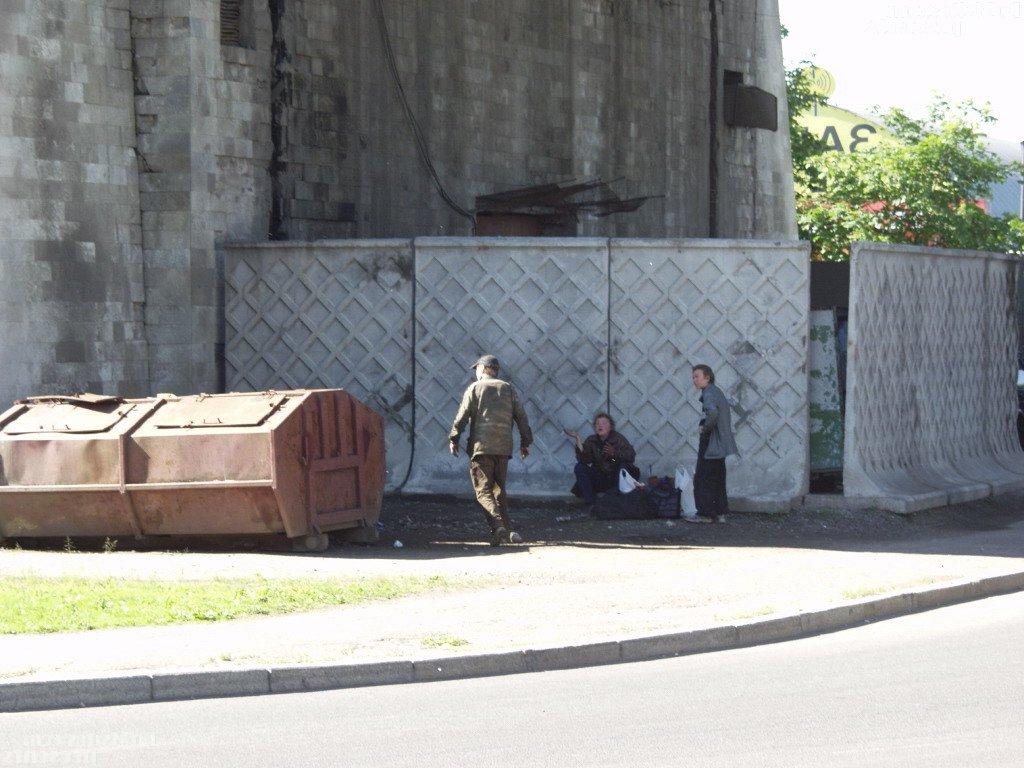 16P Garota branca fode um militar sem-teto na privacidade da grama alta