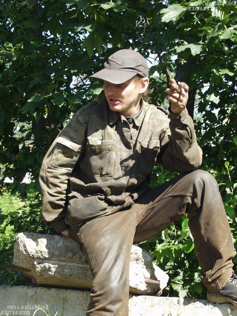 16P Garota branca fode um militar sem-teto na privacidade da grama alta