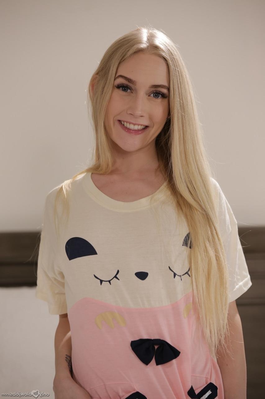 17P La blonde maigre Emma Starletto révèle ses petits seins et suce des couilles et une bite.