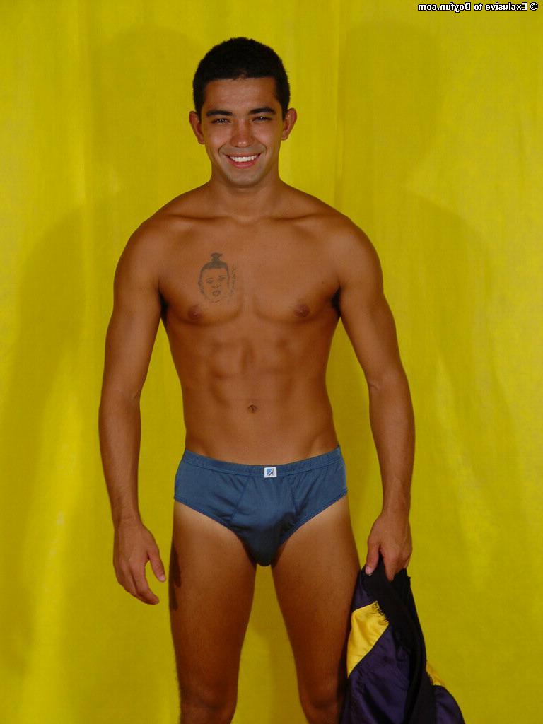 20P Chris gay com tinta expõe seu abdômen e pau grande e se masturba sozinho