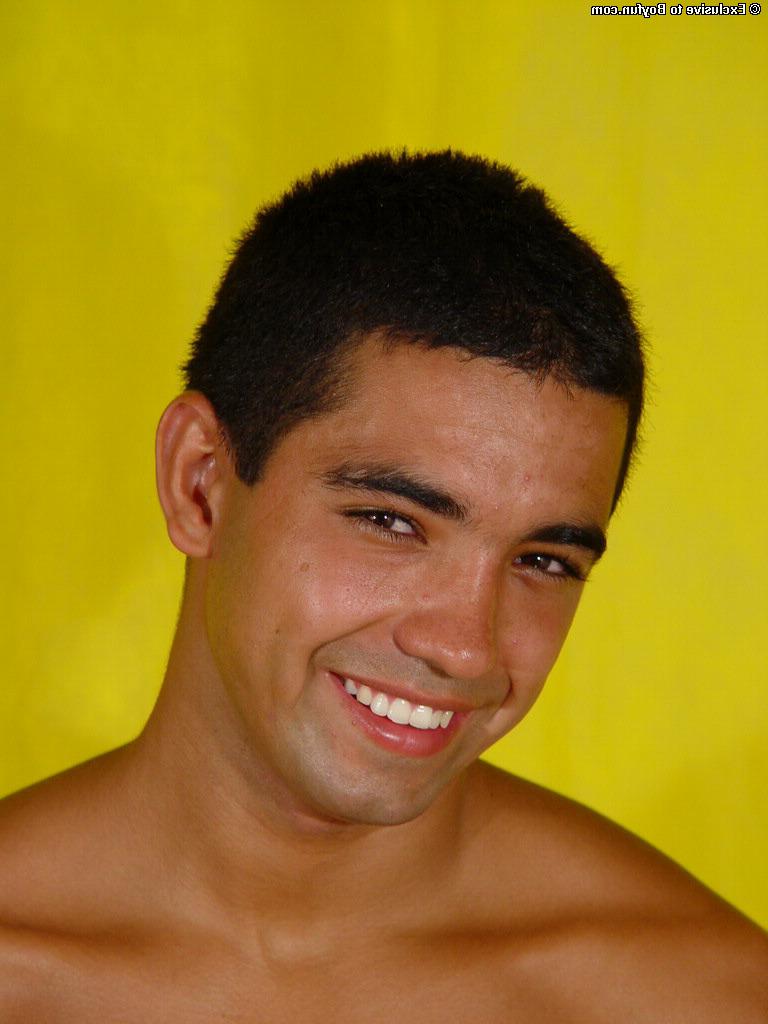 20P Chris gay com tinta expõe seu abdômen e pau grande e se masturba sozinho