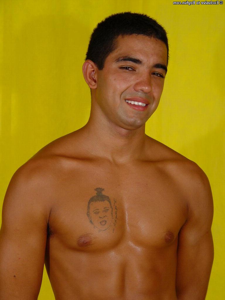 20P Chris gay com tinta expõe seu abdômen e pau grande e se masturba sozinho