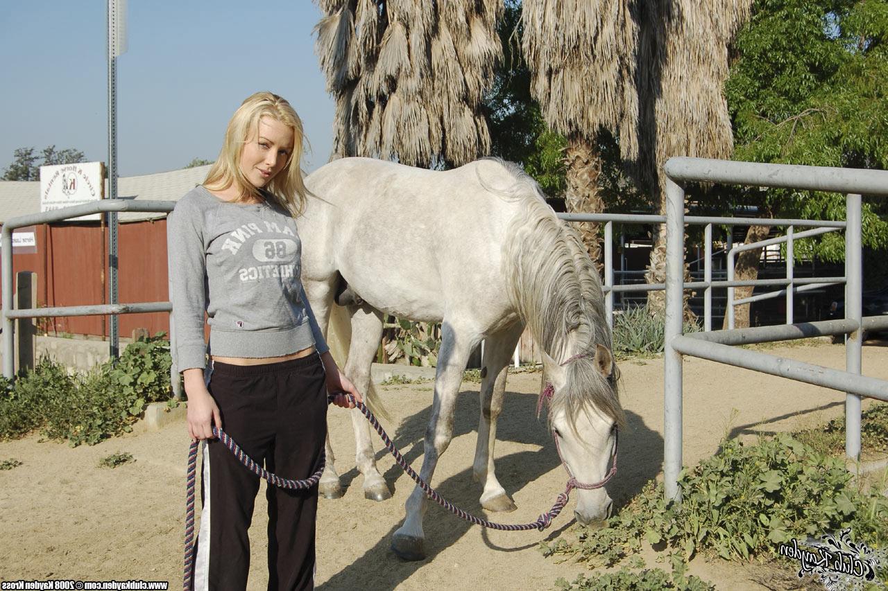 20P 金髪のアメリカ人熟女ケイデン・クロスが牧場で馬と遊ぶ