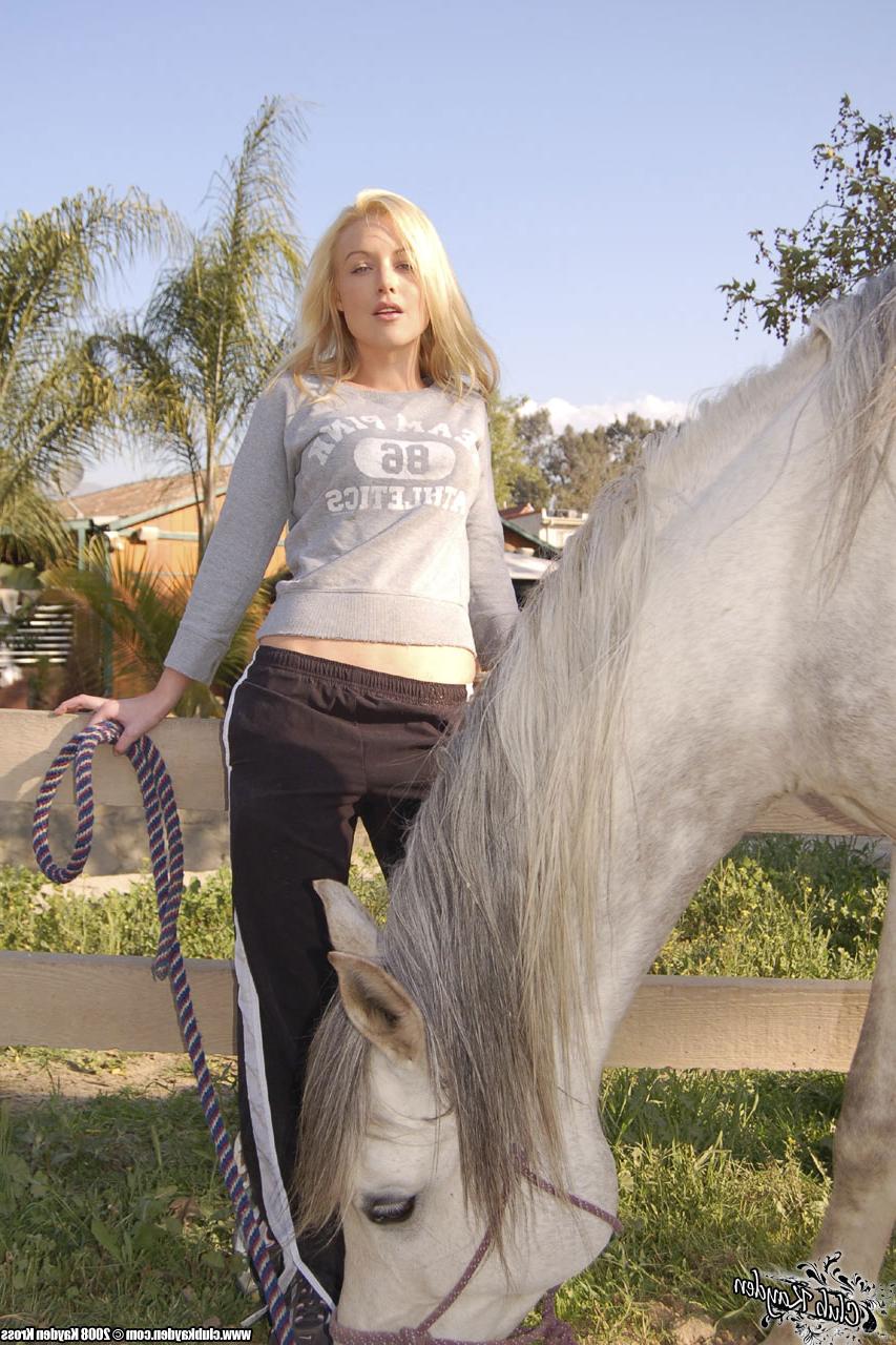 20P 金髪のアメリカ人熟女ケイデン・クロスが牧場で馬と遊ぶ