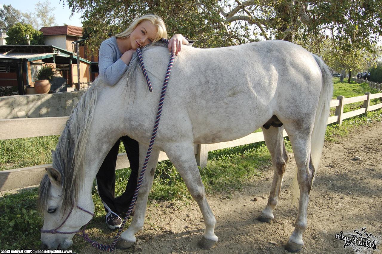 20P 金髪のアメリカ人熟女ケイデン・クロスが牧場で馬と遊ぶ