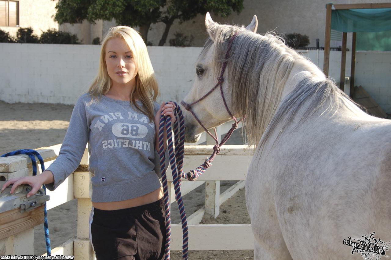 20P 金髪のアメリカ人熟女ケイデン・クロスが牧場で馬と遊ぶ