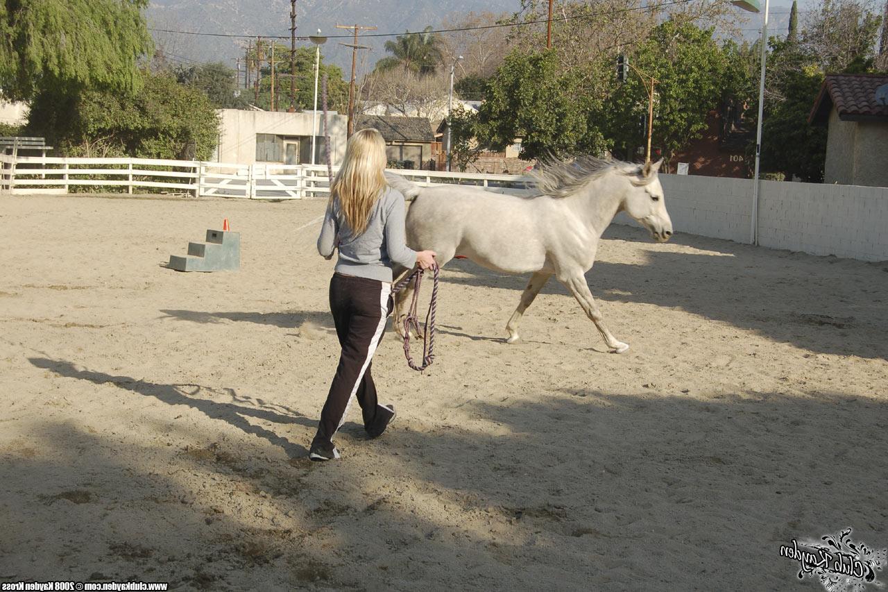 20P 金髪のアメリカ人熟女ケイデン・クロスが牧場で馬と遊ぶ