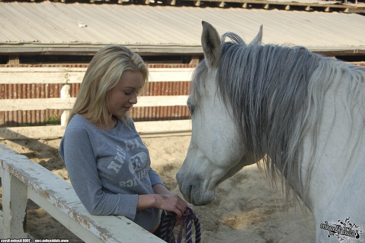 20P 金髪のアメリカ人熟女ケイデン・クロスが牧場で馬と遊ぶ