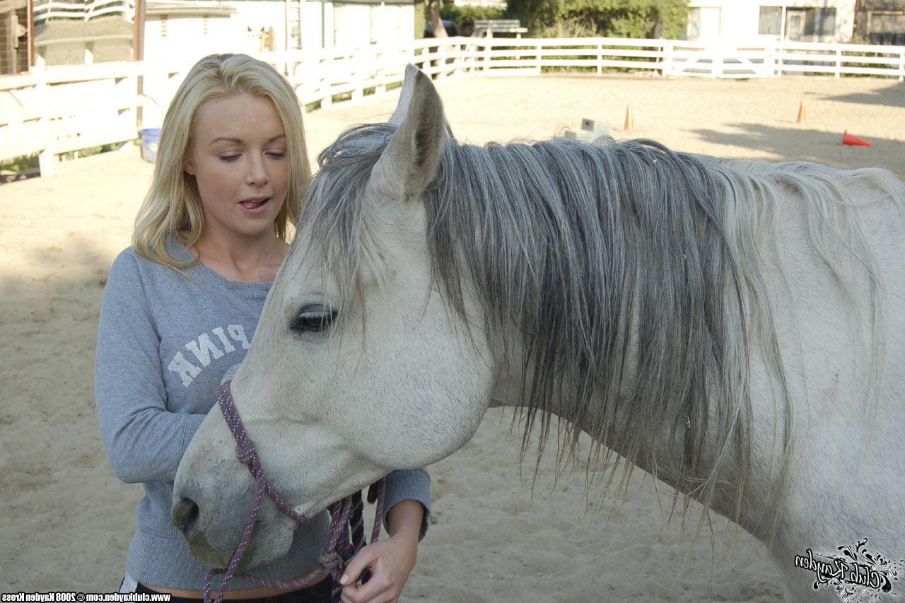 20P 金髪のアメリカ人熟女ケイデン・クロスが牧場で馬と遊ぶ