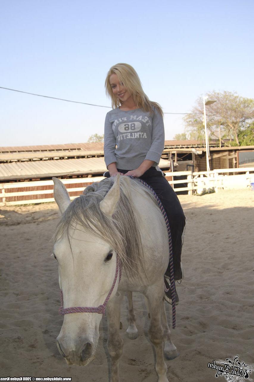 20P 金髪のアメリカ人熟女ケイデン・クロスが牧場で馬と遊ぶ