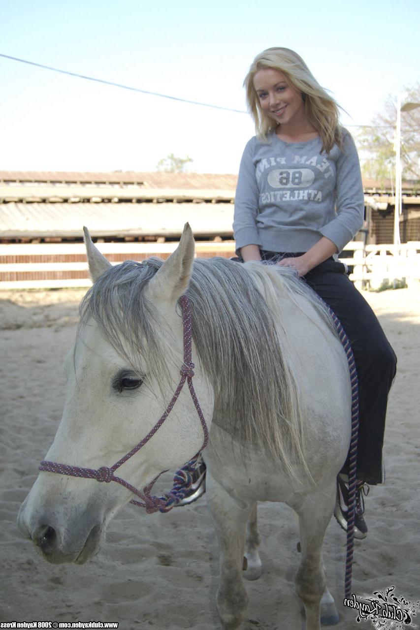 20P 金髪のアメリカ人熟女ケイデン・クロスが牧場で馬と遊ぶ